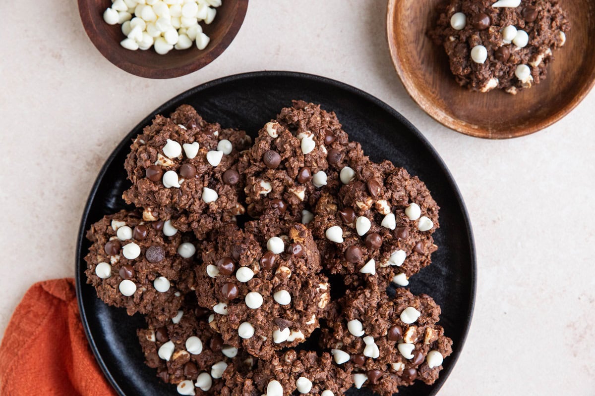 Black plate of chocolate cookies.