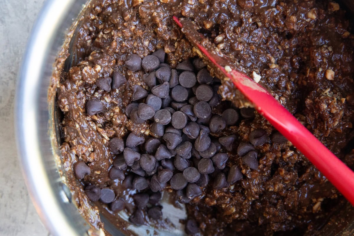 Chocolate chips on top of no bake cookie dough.