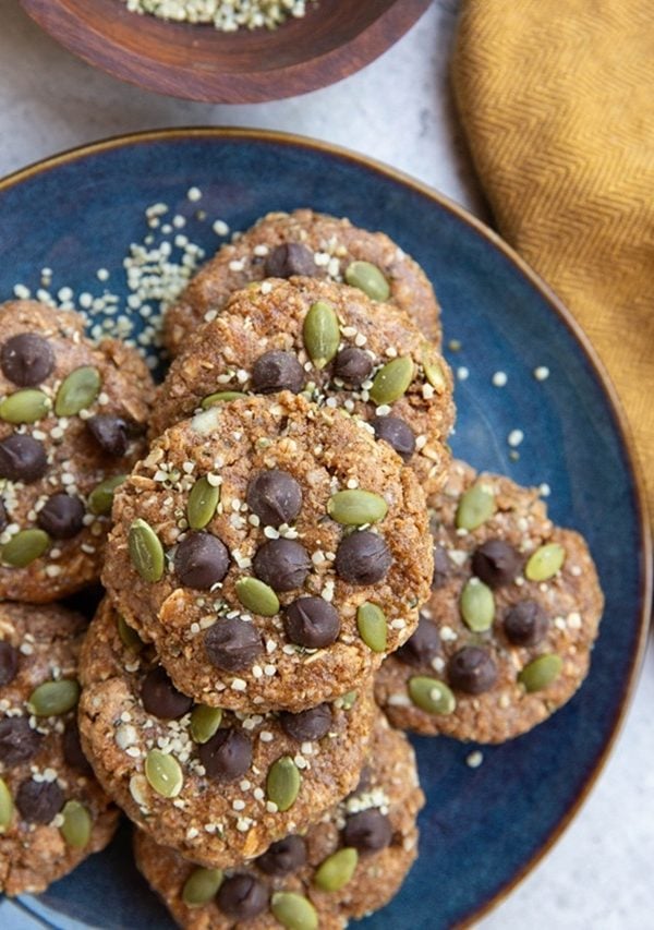 NO BAKE cookies on a blue plate.