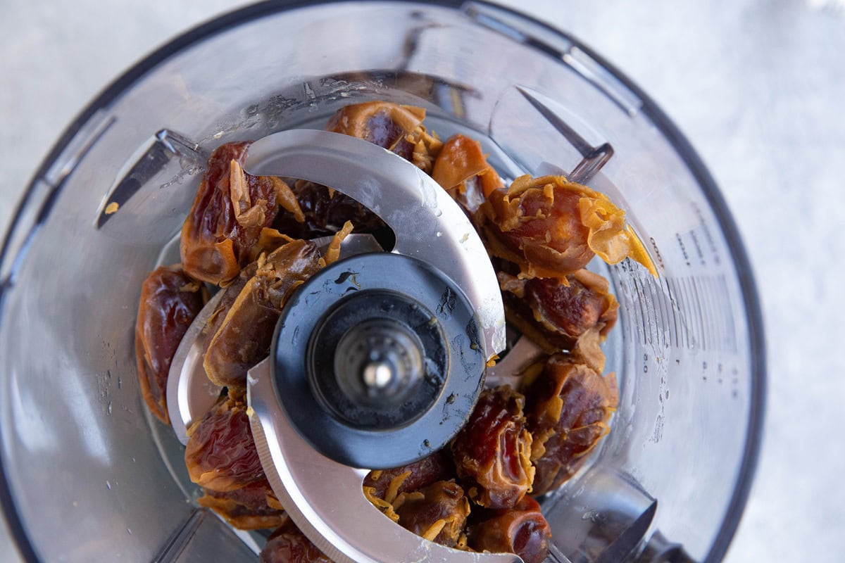 Food processor with drained softened dates.